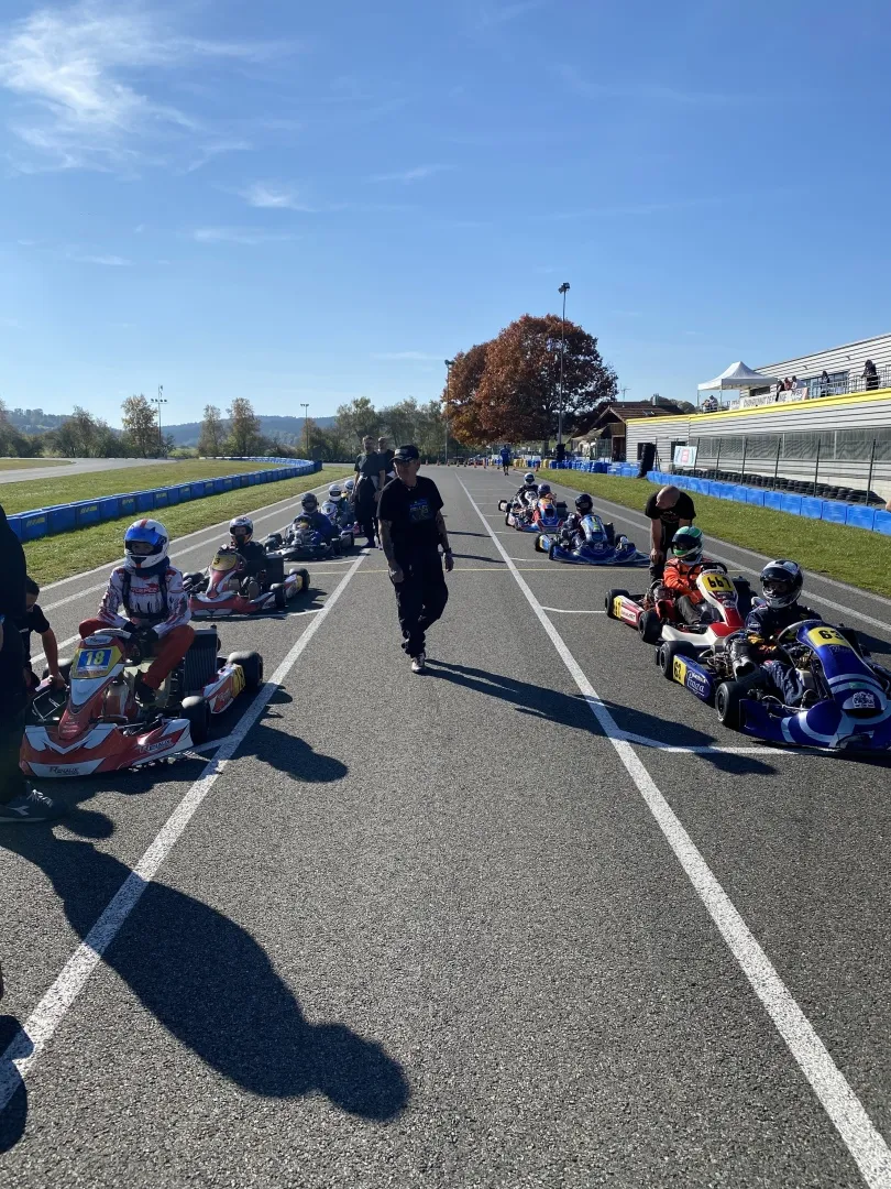 Karts et pilotes du KCV sur la piste de l'Enclos
